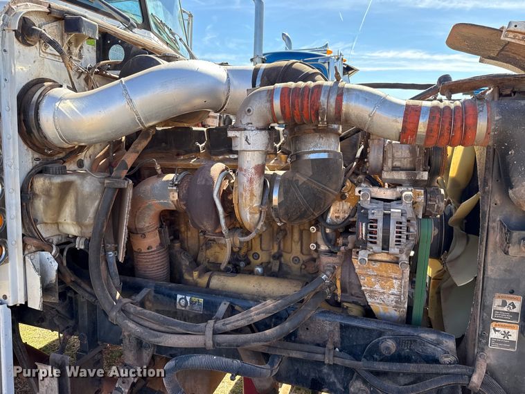 image for item ES5828 2005 Peterbilt 379 semi truck