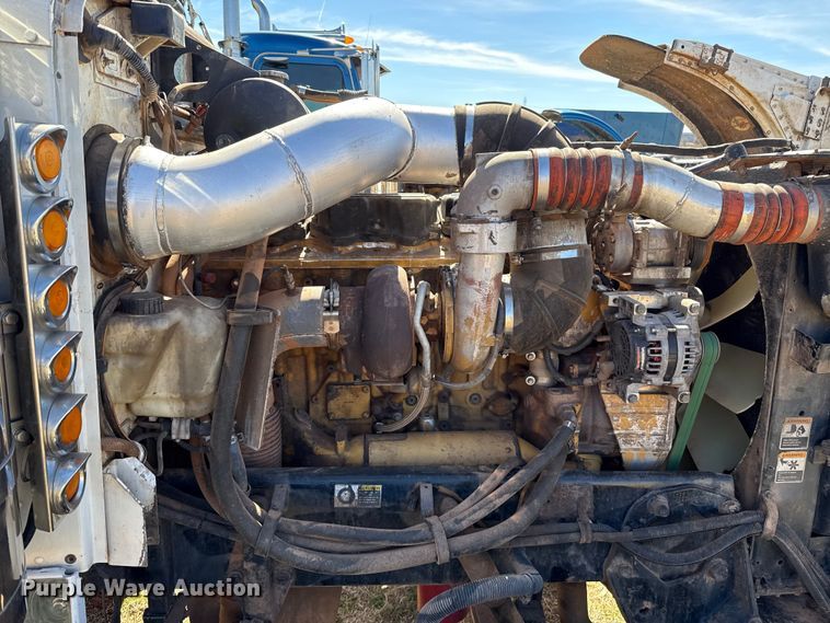 image for item ES5828 2005 Peterbilt 379 semi truck