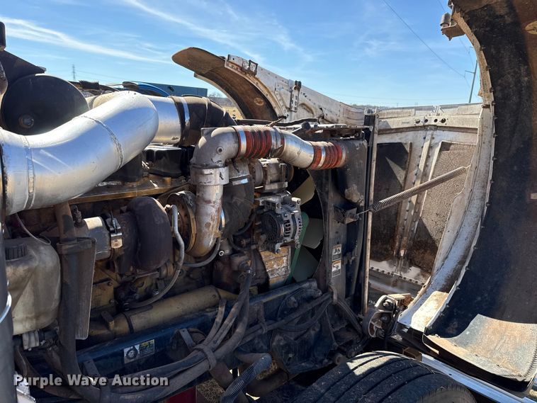 image for item ES5828 2005 Peterbilt 379 semi truck