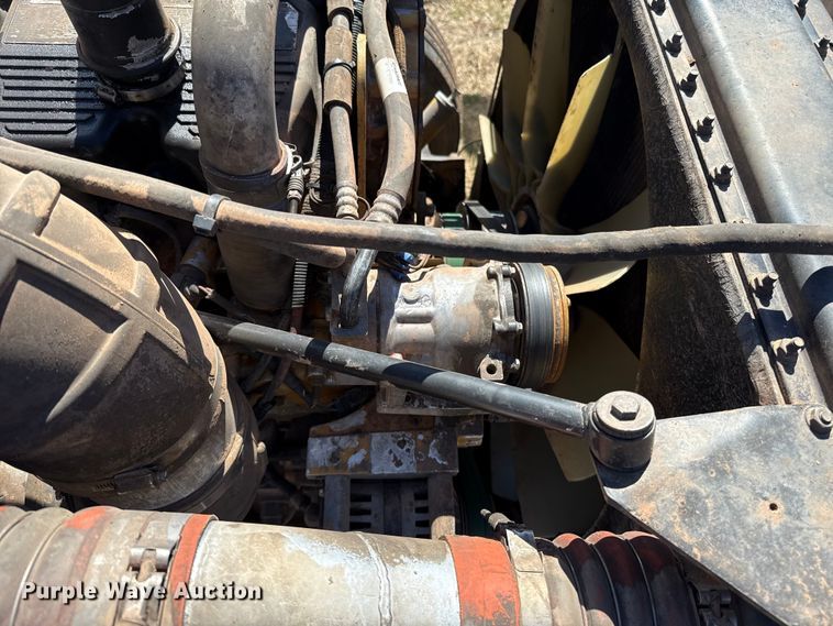 image for item ES5828 2005 Peterbilt 379 semi truck