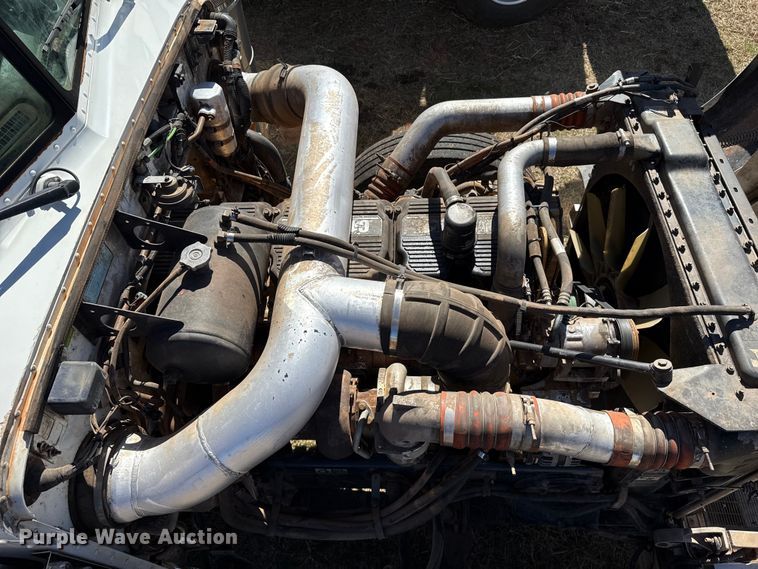 image for item ES5828 2005 Peterbilt 379 semi truck