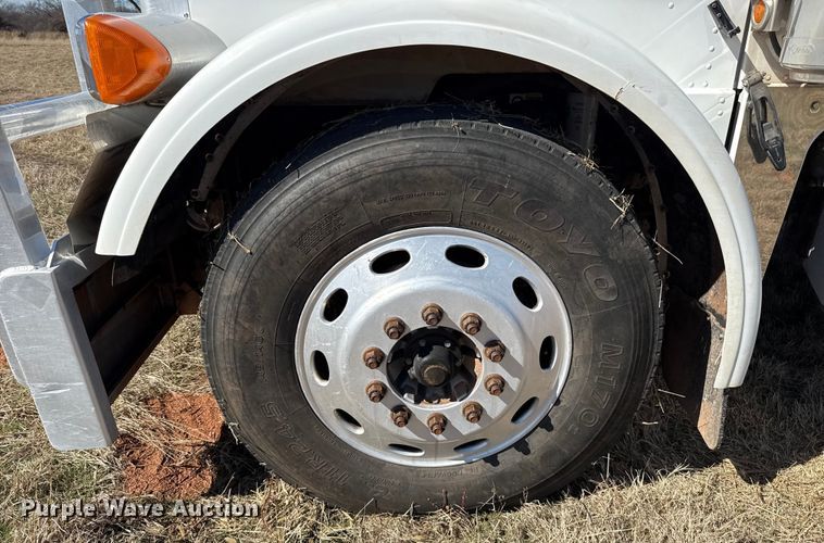 image for item ES5828 2005 Peterbilt 379 semi truck