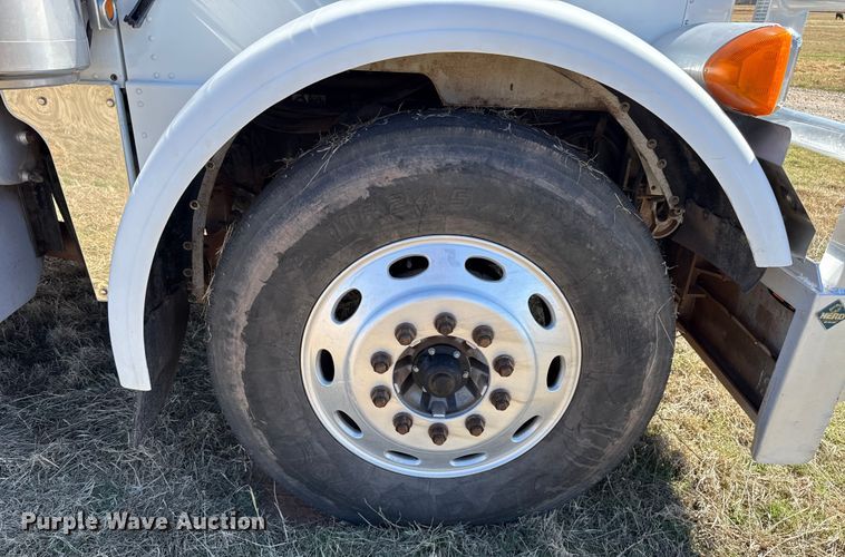 image for item ES5828 2005 Peterbilt 379 semi truck