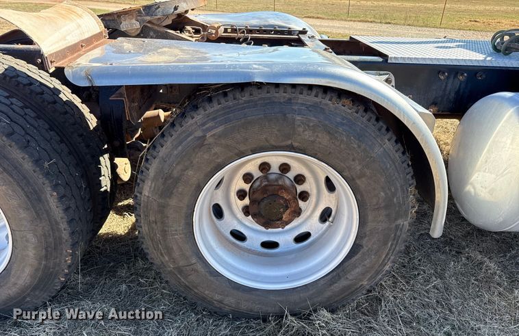 image for item ES5828 2005 Peterbilt 379 semi truck