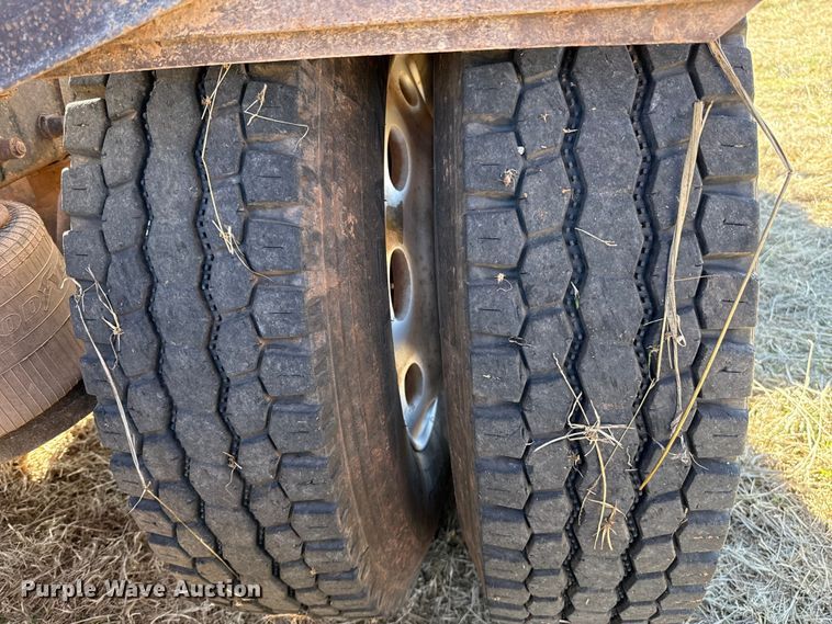 image for item ES5828 2005 Peterbilt 379 semi truck