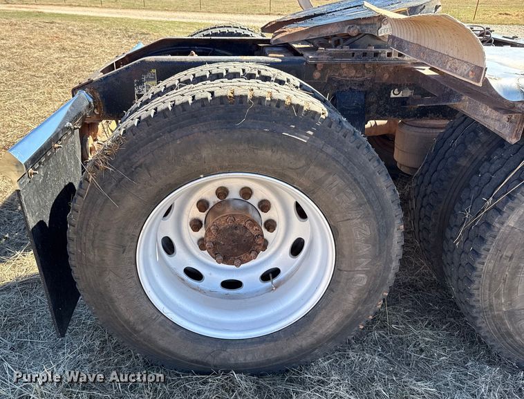 image for item ES5828 2005 Peterbilt 379 semi truck