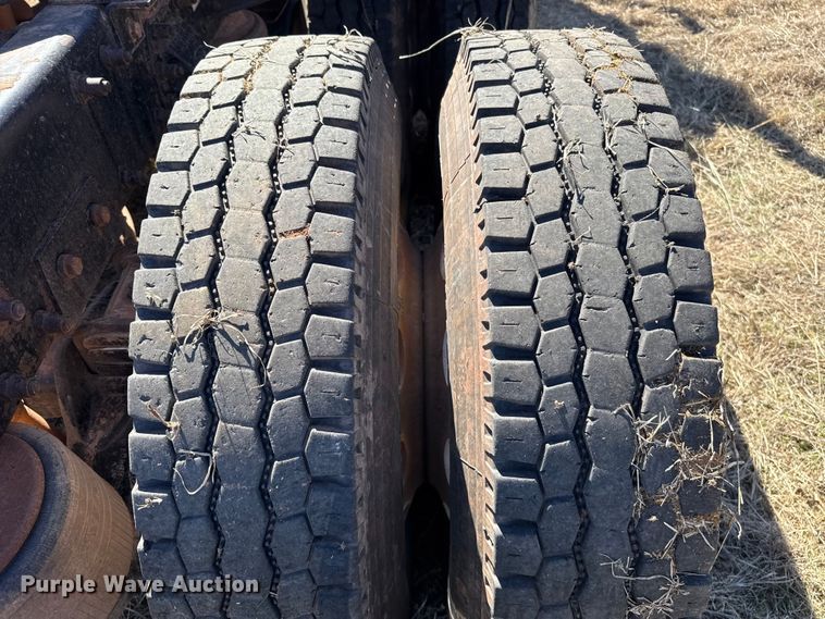 image for item ES5828 2005 Peterbilt 379 semi truck