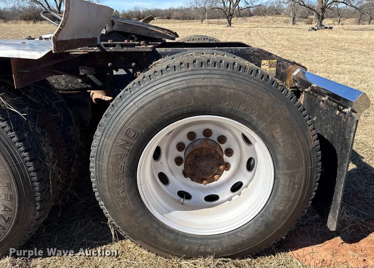 image for item ES5828 2005 Peterbilt 379 semi truck