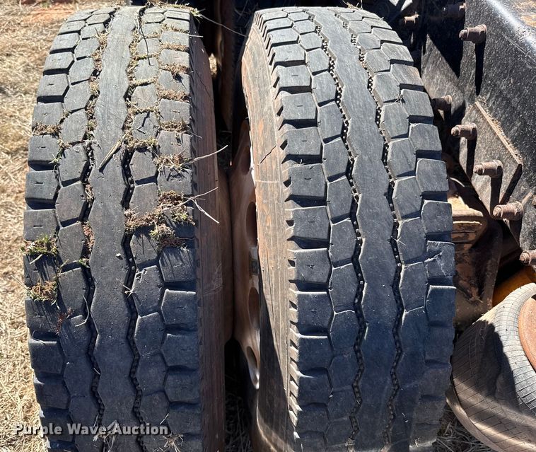 image for item ES5828 2005 Peterbilt 379 semi truck