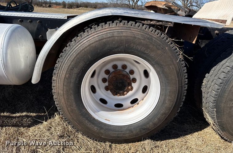 image for item ES5828 2005 Peterbilt 379 semi truck