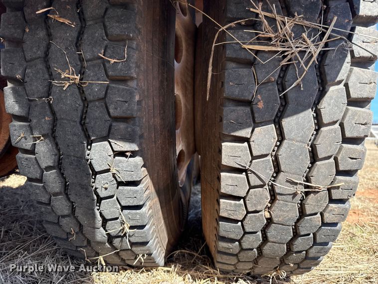 image for item ES5828 2005 Peterbilt 379 semi truck