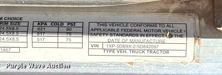 image for item ES5828 2005 Peterbilt 379 semi truck