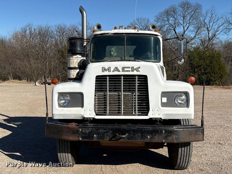 image for item ES5899 1989 Mack RD688SX semi truck