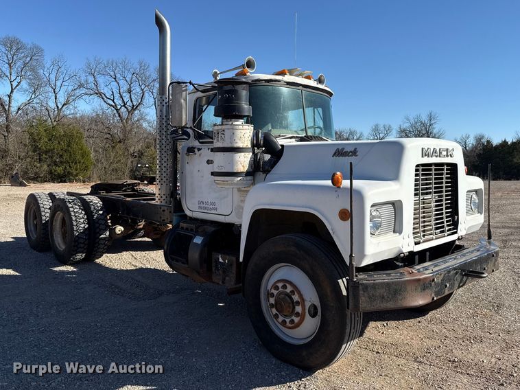 image for item ES5899 1989 Mack RD688SX semi truck