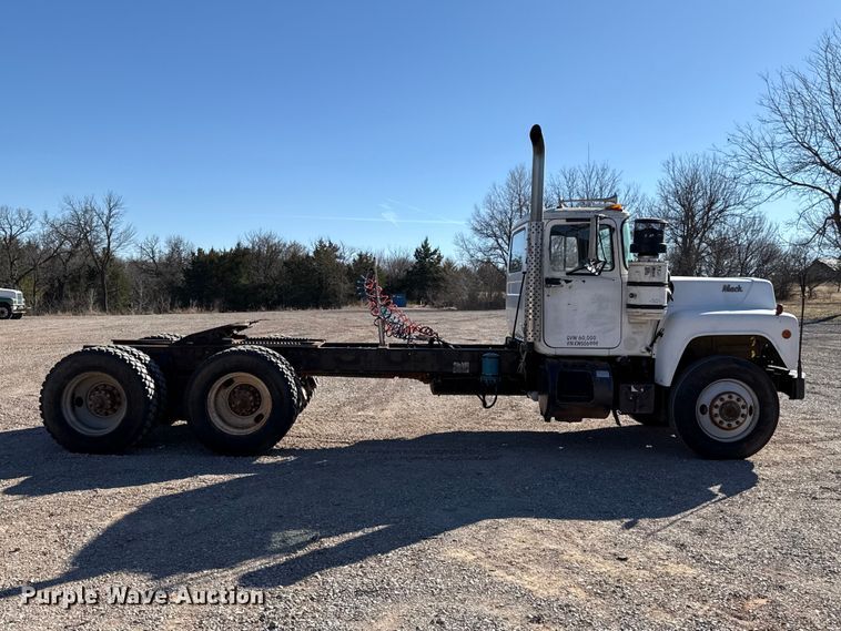 image for item ES5899 1989 Mack RD688SX semi truck