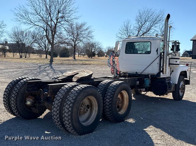 image for item ES5899 1989 Mack RD688SX semi truck