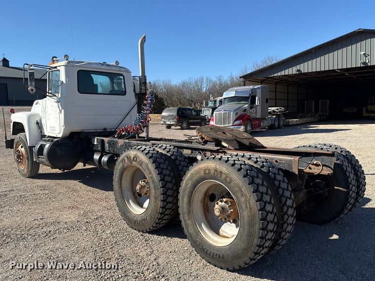 image for item ES5899 1989 Mack RD688SX semi truck