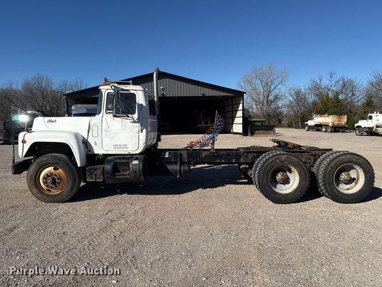 image for item ES5899 1989 Mack RD688SX semi truck