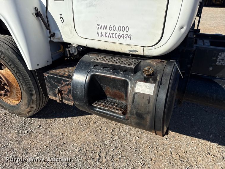 image for item ES5899 1989 Mack RD688SX semi truck