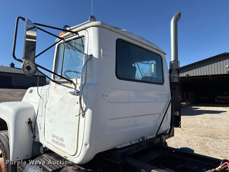 image for item ES5899 1989 Mack RD688SX semi truck