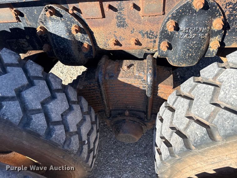 image for item ES5899 1989 Mack RD688SX semi truck