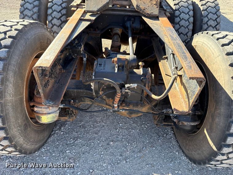 image for item ES5899 1989 Mack RD688SX semi truck