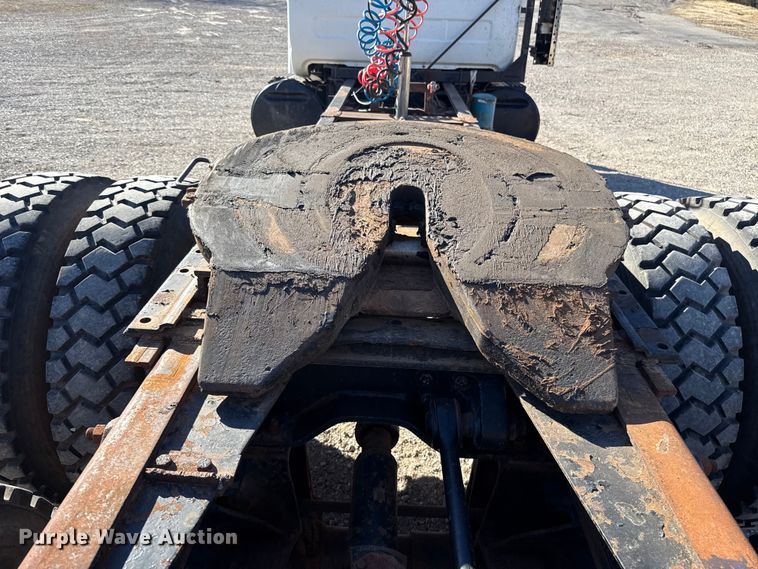 image for item ES5899 1989 Mack RD688SX semi truck