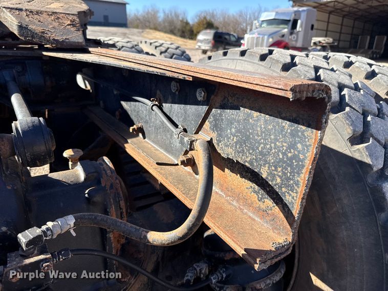 image for item ES5899 1989 Mack RD688SX semi truck