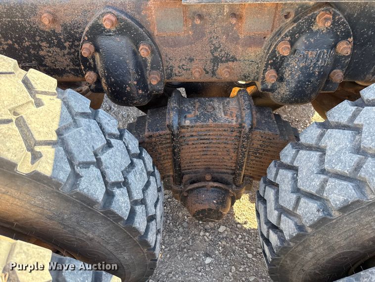 image for item ES5899 1989 Mack RD688SX semi truck