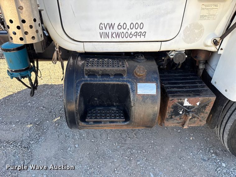 image for item ES5899 1989 Mack RD688SX semi truck