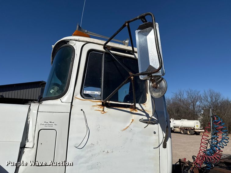 image for item ES5899 1989 Mack RD688SX semi truck