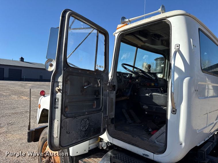 image for item ES5899 1989 Mack RD688SX semi truck