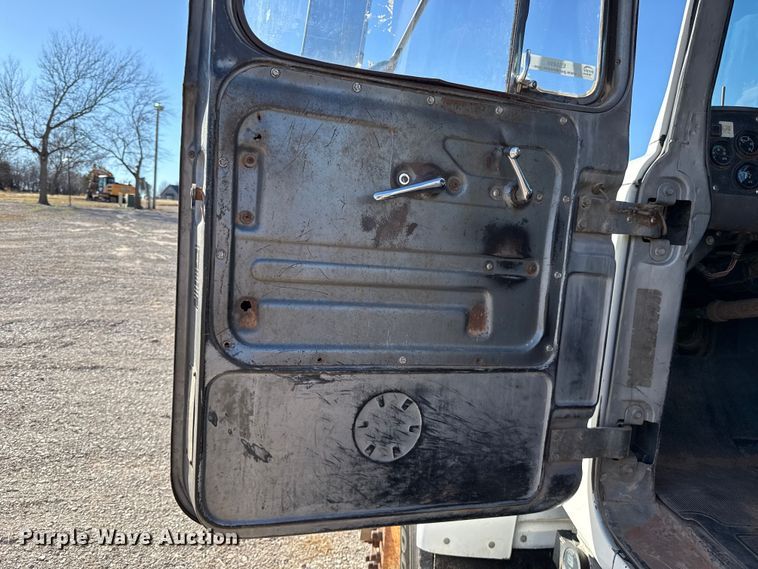 image for item ES5899 1989 Mack RD688SX semi truck