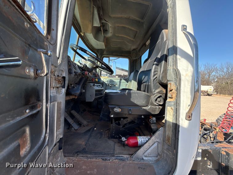 image for item ES5899 1989 Mack RD688SX semi truck