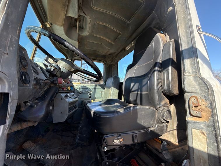 image for item ES5899 1989 Mack RD688SX semi truck