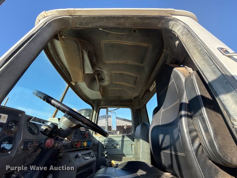 image for item ES5899 1989 Mack RD688SX semi truck