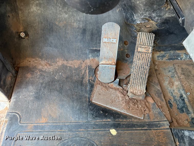 image for item ES5899 1989 Mack RD688SX semi truck