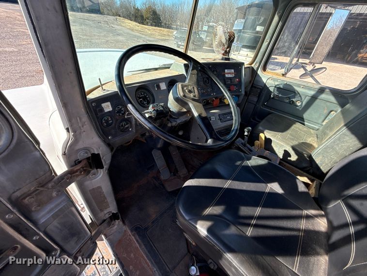 image for item ES5899 1989 Mack RD688SX semi truck