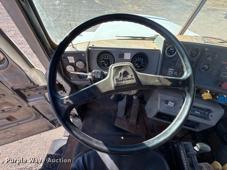 image for item ES5899 1989 Mack RD688SX semi truck