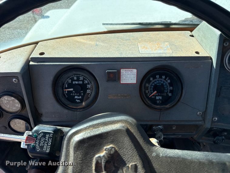 image for item ES5899 1989 Mack RD688SX semi truck