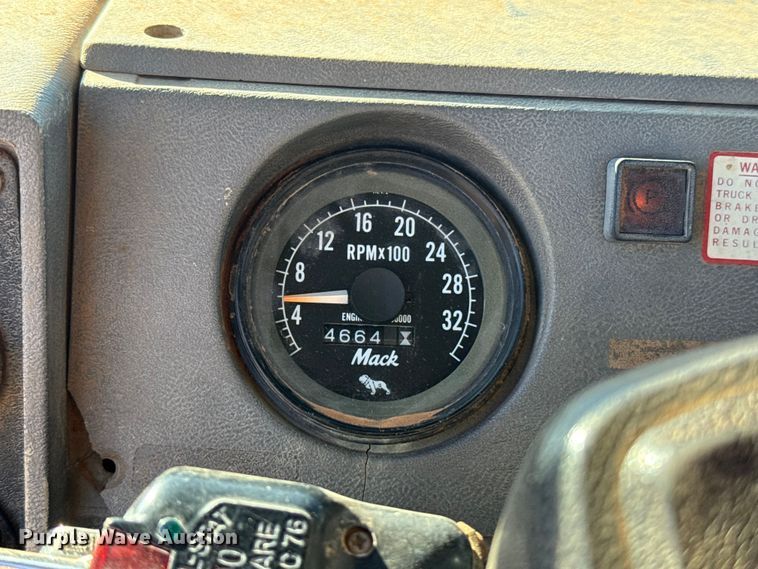 image for item ES5899 1989 Mack RD688SX semi truck