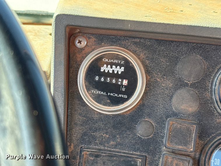 image for item ES5899 1989 Mack RD688SX semi truck