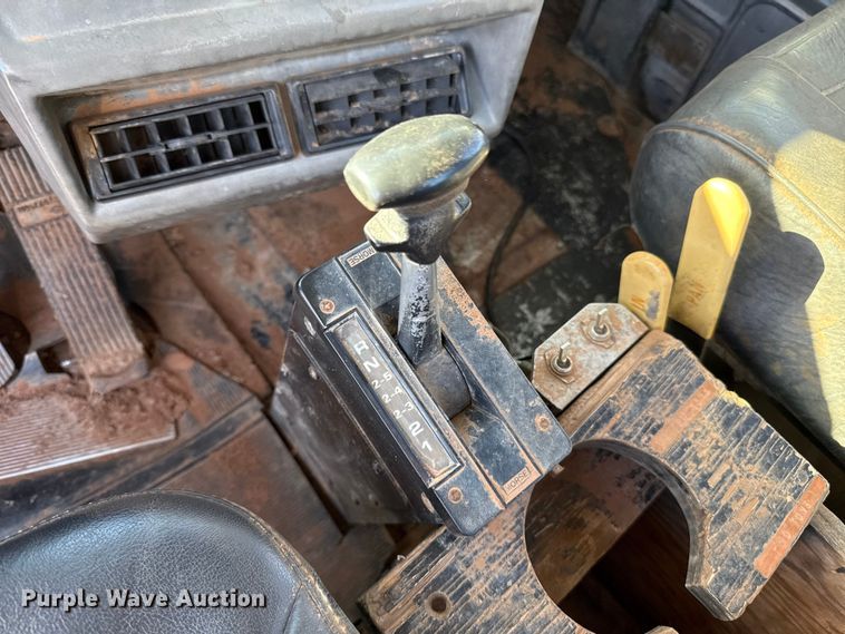 image for item ES5899 1989 Mack RD688SX semi truck