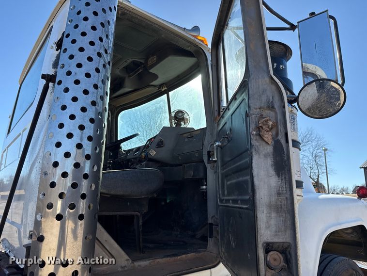 image for item ES5899 1989 Mack RD688SX semi truck