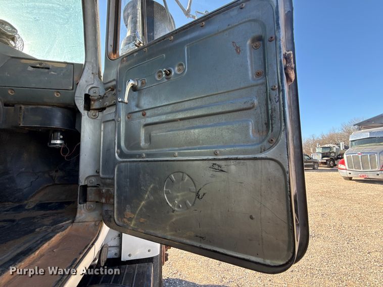 image for item ES5899 1989 Mack RD688SX semi truck