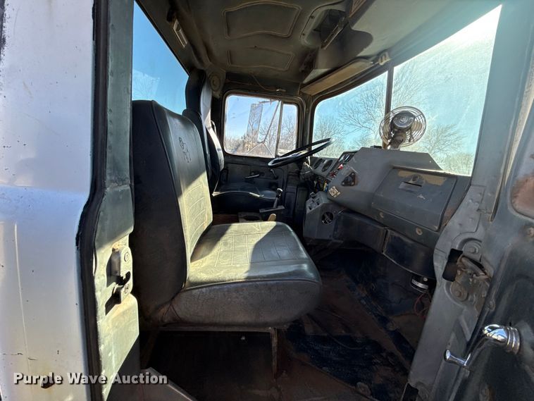 image for item ES5899 1989 Mack RD688SX semi truck