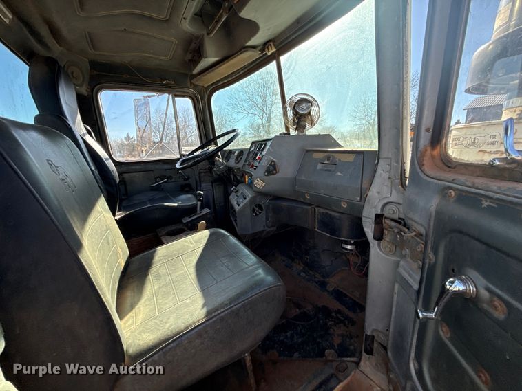 image for item ES5899 1989 Mack RD688SX semi truck