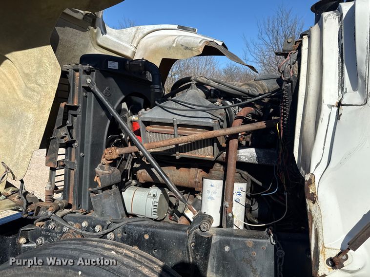 image for item ES5899 1989 Mack RD688SX semi truck