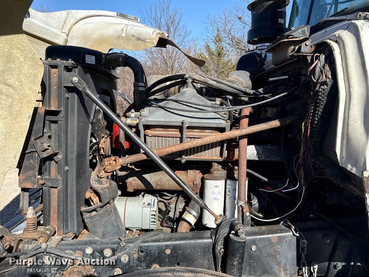 image for item ES5899 1989 Mack RD688SX semi truck