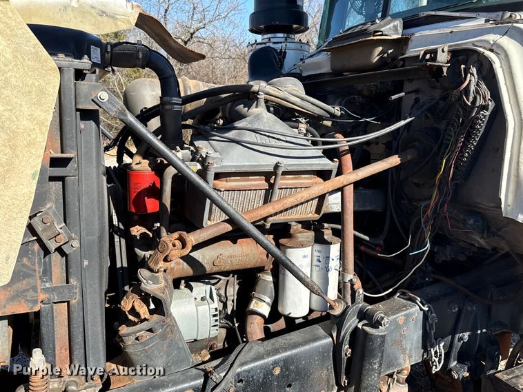 image for item ES5899 1989 Mack RD688SX semi truck